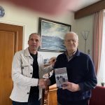 Henk Hensen (rechts) ontvangt het boek van Fred Louter