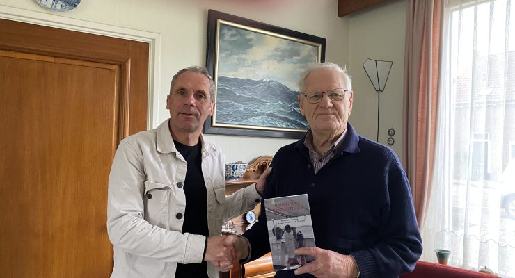 Henk Hensen (rechts) ontvangt het boek van Fred Louter